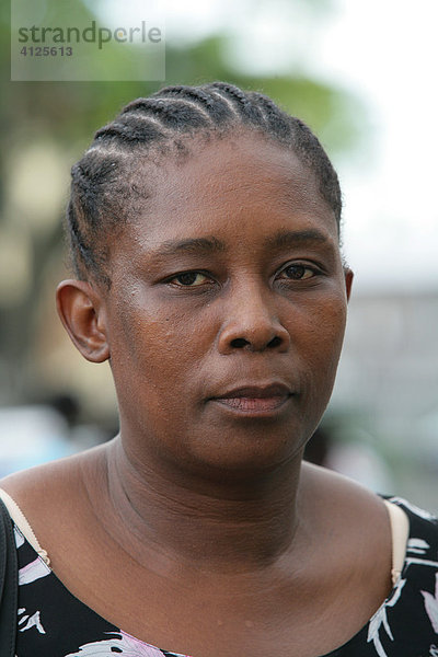 Portrait einer Frau  afrikanischer Abstammung  während einer Demonstration gegen Gewalt gegenüber Frauen  Georgetown  Guyana  Südamerika