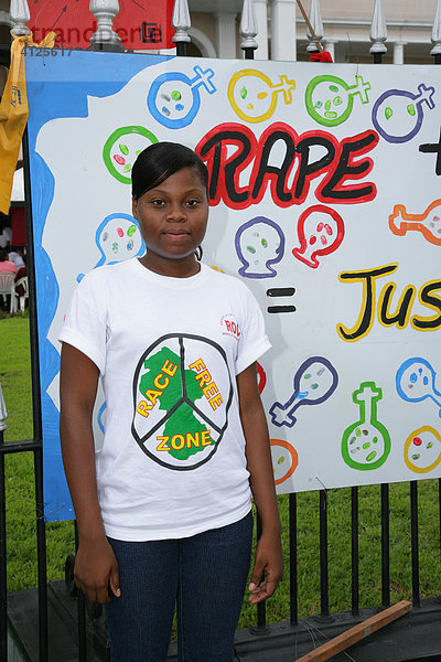 Junge Frau während einer Demonstration gegen Gewalt gegenüber Frauen  Georgetown  Guyana  Südamerika