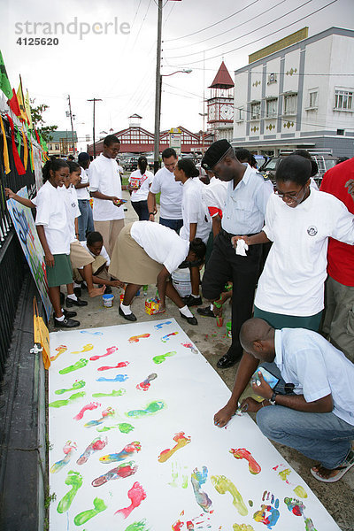Während einer Demonstration gegen Gewalt gegenüber Frauen  bunte Fußabdrücke als Symbol für die verschiedenen Ethnien  Georgetown  Guyana  Südamerika