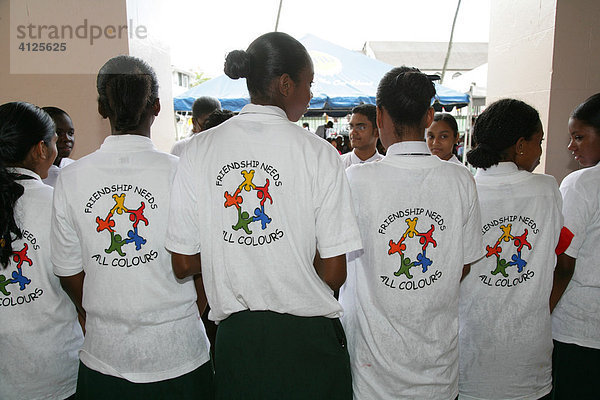 Symbol für die verschiedenen Ethnien als T-Shirtaufdruck  während einer Demonstration gegen Gewalt gegenüber Frauen  Georgetown  Guyana  Südamerika