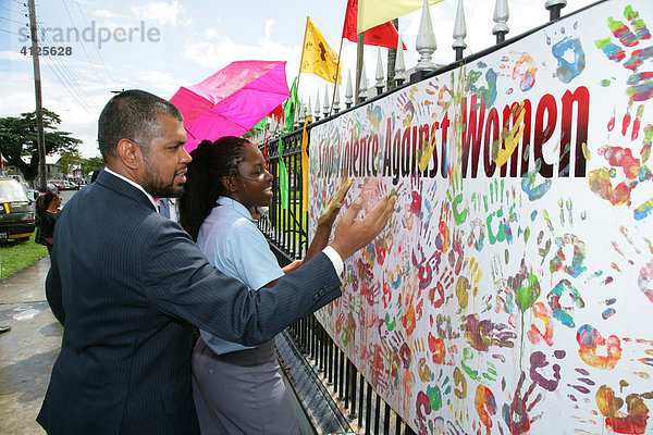 Während einer Demonstration gegen Gewalt gegenüber Frauen  bunte Handabdrücke als Symbol für verschiedene Ethnien  Georgetown  Guyana  Südamerika