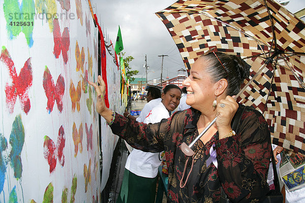 Debohra Backer  Opositionspolitikerin während einer Demonstration gegen Gewalt gegenüber Frauen  Georgetown  Guyana  Südamerika