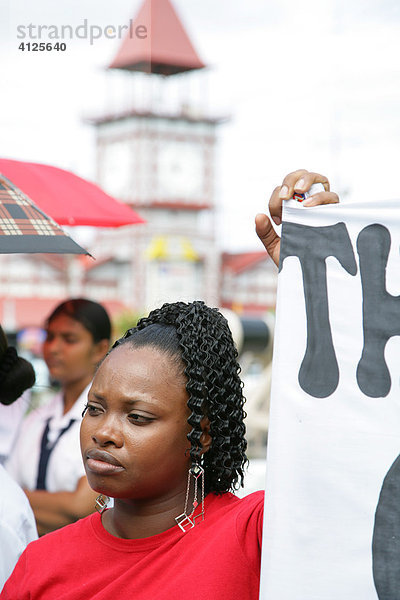Junge Frau afrikanischer Abstammung während einer Demonstration gegen Gewalt gegenüber Frauen  Georgetown  Guyana  Südamerika