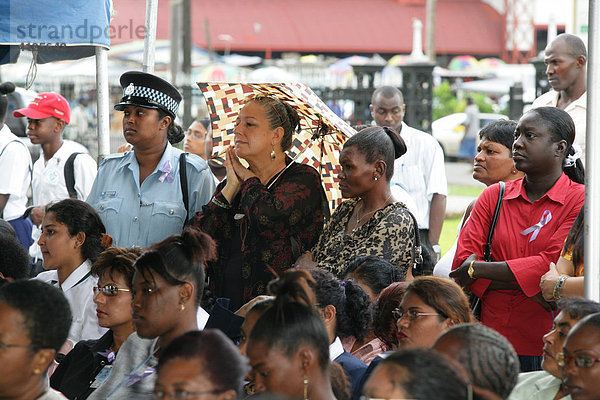 Frauen verschiedener Ethnien während einer Demonstration gegen Gewalt gegenüber Frauen  Georgetown  Guyana  Südamerika