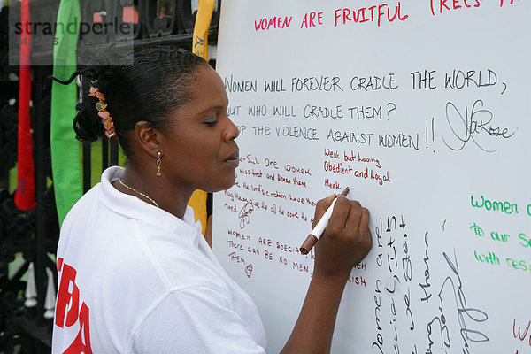 Junge Frau während einer Demonstration gegen Gewalt gegenüber Frauen  Georgetown  Guyana  Südamerika