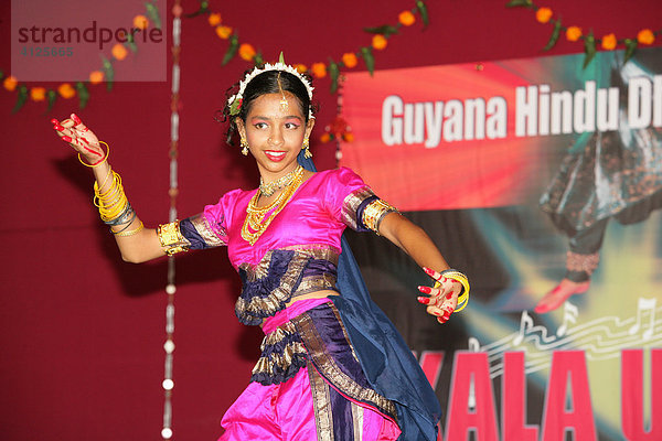 Traditionelle indische Tänzerin bei einem Hindu Festival  Georgetown  Guyana  Südamerika