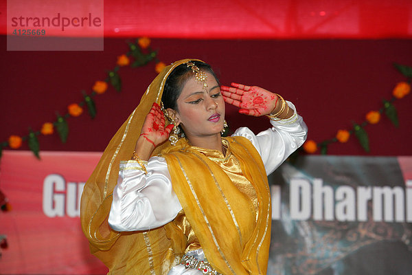 Traditionelle indische Tänzerin bei einem Hindu Festival  Georgetown  Guyana  Südamerika
