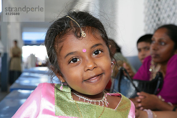 Portrait eines Mädchen indischer Abstammung  beim Hindu Festival  Georgetown  Guyana  Südamerika