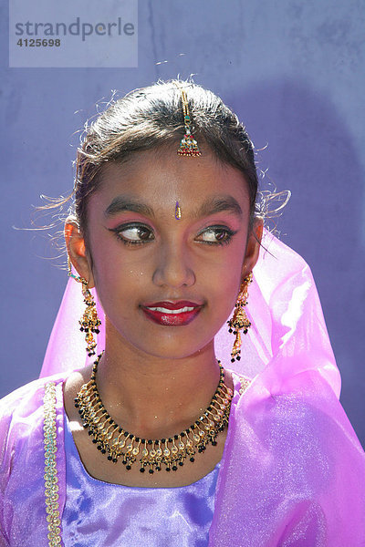 Portrait eines Mädchens indischer Abstammung beim Hindu Festival  Georgetown  Guyana  Südamerika