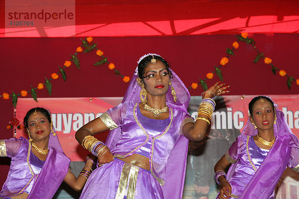 Traditionelle indische Tänzerinnen beim Hindu Festival  Georgetown  Guyana  Südamerika