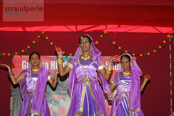 Traditionelle indische Tänzerinnen beim Hindu Festival  Georgetown  Guyana  Südamerika