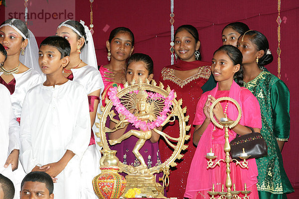 Kinder indischer Abstammung beim Hindu Festival mit einer Shiva Figur  Georgetown  Guyana  Südamerika