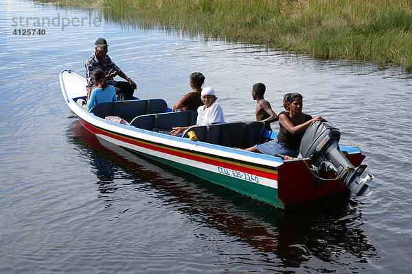 Motorboot am Lake Capoey  Guyana  Südamerika