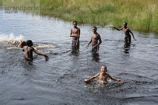 Badende Kinder am Lake Capoey  Guyana  Südamerika