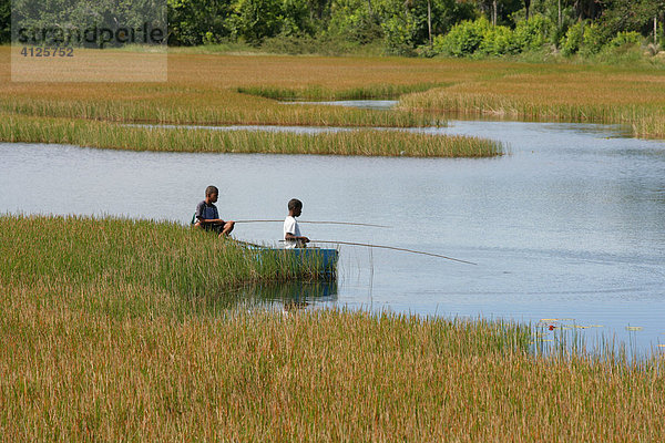 Kinder angeln am Lake Capoey  Guyana  Südamerika