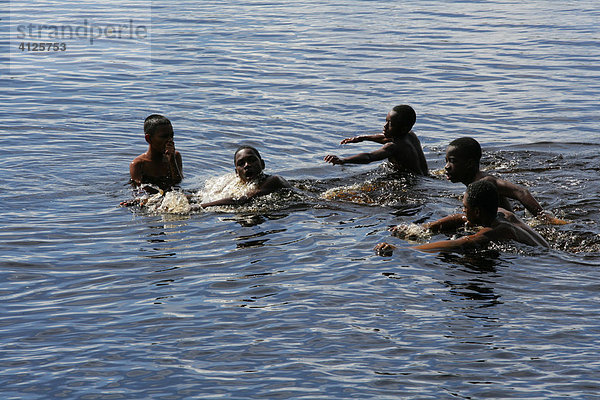 Badende Kinder  Lake Capoey  Guyana  Südamerika