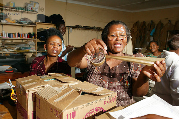 Frau in einer Schneiderei beim Verpacken der Ware  HIV/AIDS Hilfsorganisation  Gaborone  Botswana  Afrika