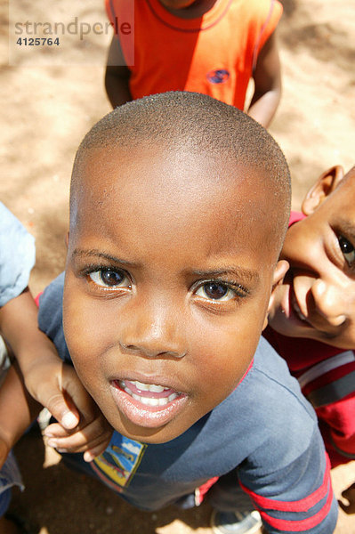 Junge im Kindergarten  Weitwinkelaufnahme  Gaborone  Botswana  Afrika
