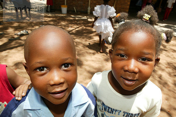 Zwei Jungen im Kindergarten  Weitwinkelaufnahme  Gaborone  Botswana  Afrika
