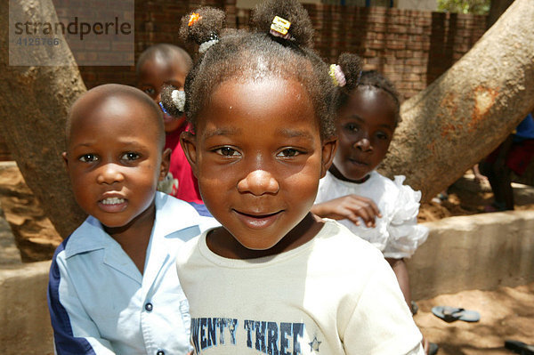 Zwei Jungen im Kindergarten  Weitwinkelaufnahme  Gaborone  Botswana  Afrika