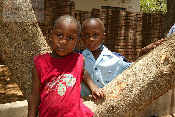 Zwei Jungen im Kindergarten  Gaborone  Botswana  Afrikaa