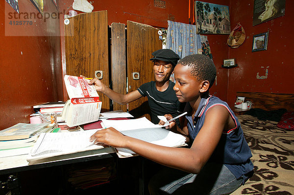 Zwei jugendliche Männer lernen  Gaborone  Botswana  Afrika