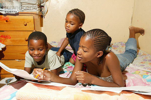 Schüler lernen auf dem Bett  Gaborone  Botswana  Afrika
