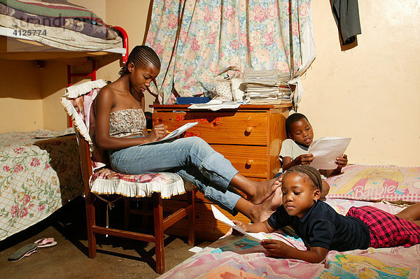 Schüler lernen auf dem Bett  Gaborone  Botswana  Afrika