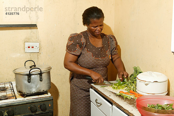 Frau beim Kochen  Gaborone  Botswana  Afrika