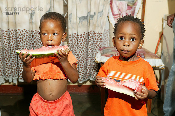 Kinder essen Melone  Gaborone  Botswana  Afrika