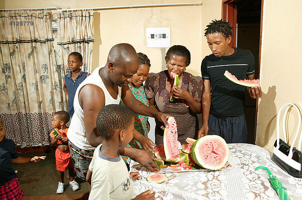 Großfamilie beim Melone Essen  Gaborone  Botswana  Afrika