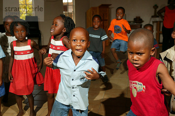 Kinder/Zwillinge im Kindergarten singen und tanzen  Gaborone  Botswana  Afrika