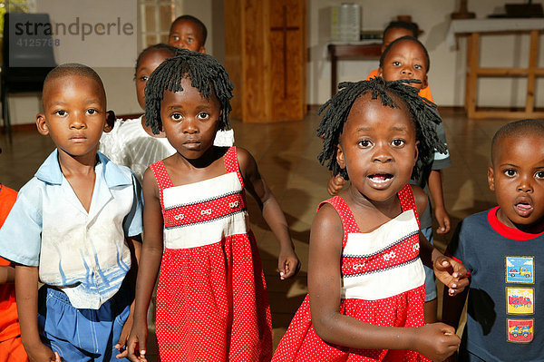 Kinder/Zwillinge im Kindergarten singen und tanzen  Gaborone  Botswana  Afrika