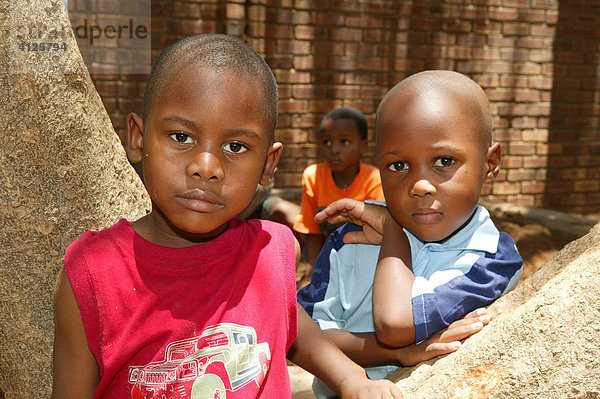Zwei Jungen im Kindergarten  Gaborone  Botswana  Afrika