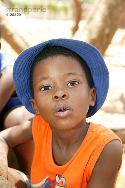 Junge mit blauem Hut  Gaborone  Botswana  Afrika