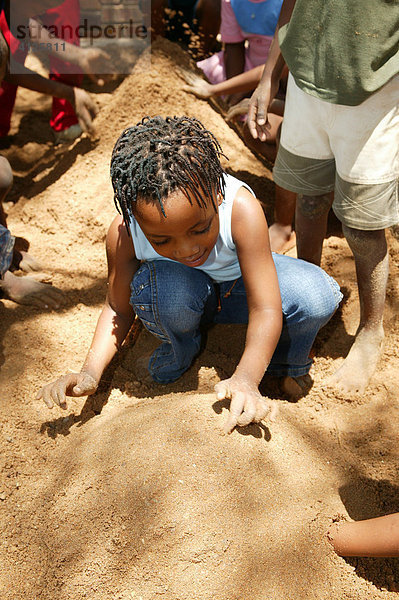 Kinder im Kindergarten spielen im Sand  Gaborone  Botswana  Afrika