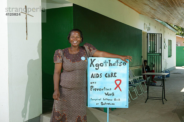 Frau mit Plakat  HIV/AIDS Aufklärung  Gaborone  Botswana  Afrika