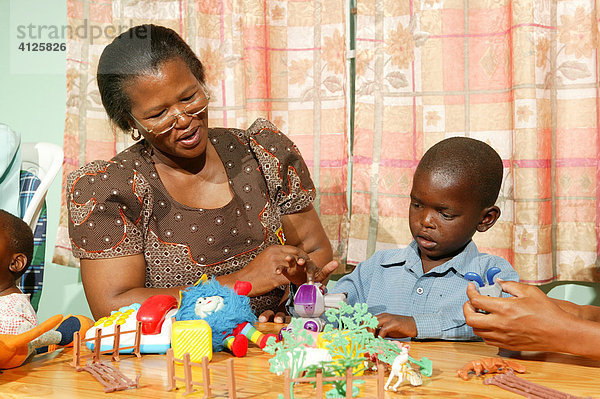 Frau mit einem AIDS Waisen  Gaborone  Botswana  Afrika