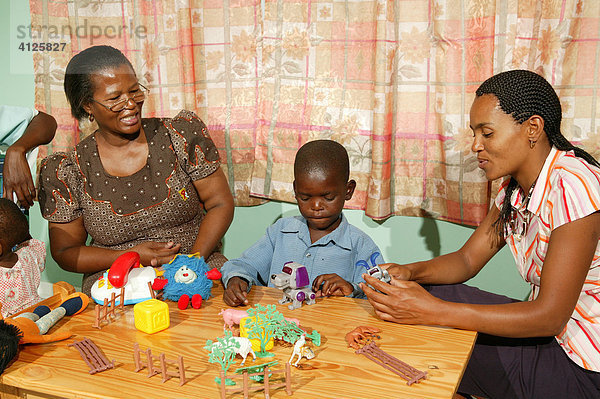 Frauen mit einem AIDS Waisen  Gaborone  Botswana  Afrika