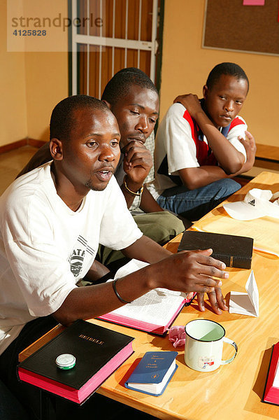 Jugendliche während einer Bibelstunde  Francistown  Botswana  Afrika