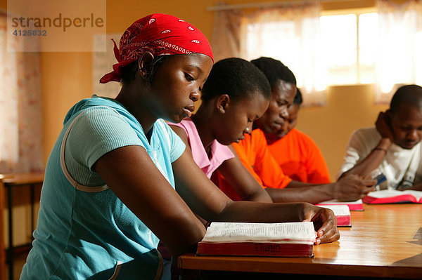 Jugendliche während einer Bibelstunde  Francistown  Botswana  Afrika