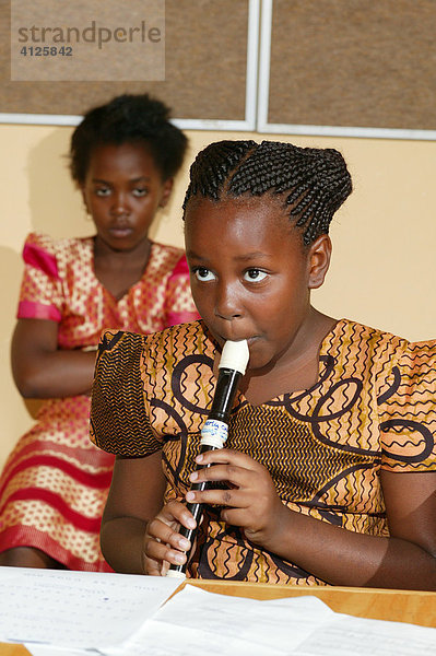 Mädchen spielt Blockflöte  Francistown  Botswana  Afrika