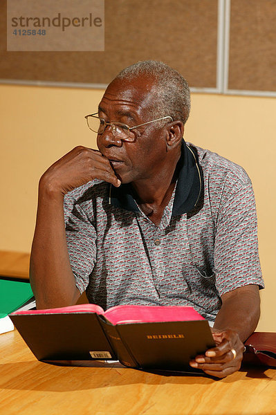 Alter Mann liest in der Bibel  Francistown  Botswana  Afrika
