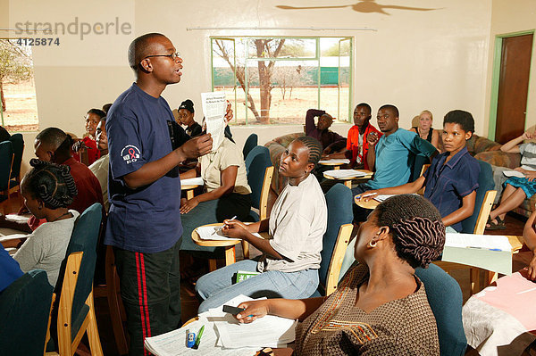 Studenten während einer Vorlesung  Woodpecker-Seminar  Francistown  Botswana  Afrika