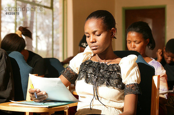 Studentin während einer Vorlesung  Woodpecker-Seminar  Francistown  Botswana  Afrika