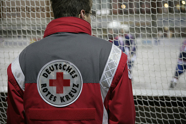 Rotkreuz-Helfer während eines Eishockey-Spiels  Burgkirchen  Oberbayern  Bayern  Deutschland  Europa