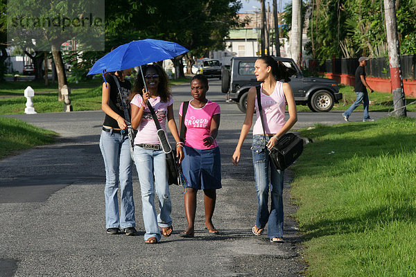 Jugendliche im Park  Georgetown  Guyana  Südamerika
