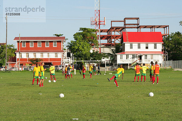 Jugendliche spielen Fußball auf einer Rasenfläche  Georgetown  Guyana  Südamerika