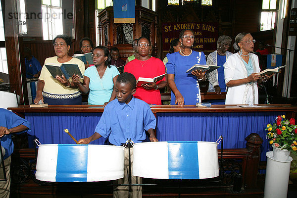 Chor mit Steelpan spielendem Jungen  St. Andrew Presbytery Kirche  Georgetown  Guyana  Südamerika
