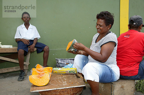 Frau verkauft Kürbisstücke  Marktplatz  Georgetown  Guyana  Südamerika